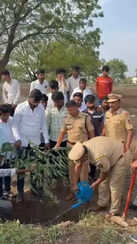 🌱 गणेशोत्सवातून हरित संदेश! 🌳🙏
मा. पोलीस अधीक्षक श्री. अतुल कुलकर्णी सर यांच्या आवाहनाला प्रतिसाद देत माढा तालुक्यातील विविध गणेश मंडळांनी १,००० हून अधिक वृक्षांची लागवड करून पर्यावरण संवर्धनाचा सुंदर संदेश दिला. 🌿
या वृक्षलागवड उपक्रमास मा. पोलीस अधीक्षक श्री. अतुल कुलकर्णी सर यांची उपस्थिती लाभली.
🙏 गणरायाच्या भक्तीसोबत निसर्गाची भक्ती…
आजचे वृक्षारोपण, उद्याची हिरवीगार पिढी! 🌱🚩
#HaritGaneshotsav #Vruksharopan #Ganeshotsav #Madha #SolapurRuralPolice GreenMaharashtra EnvironmentalProtection AtulKulkarni