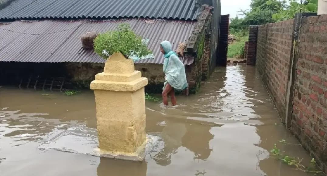 कुंडहित: कुंडहित में लगातार बारिश से जलभराव, कई घरों में पानी घुसा