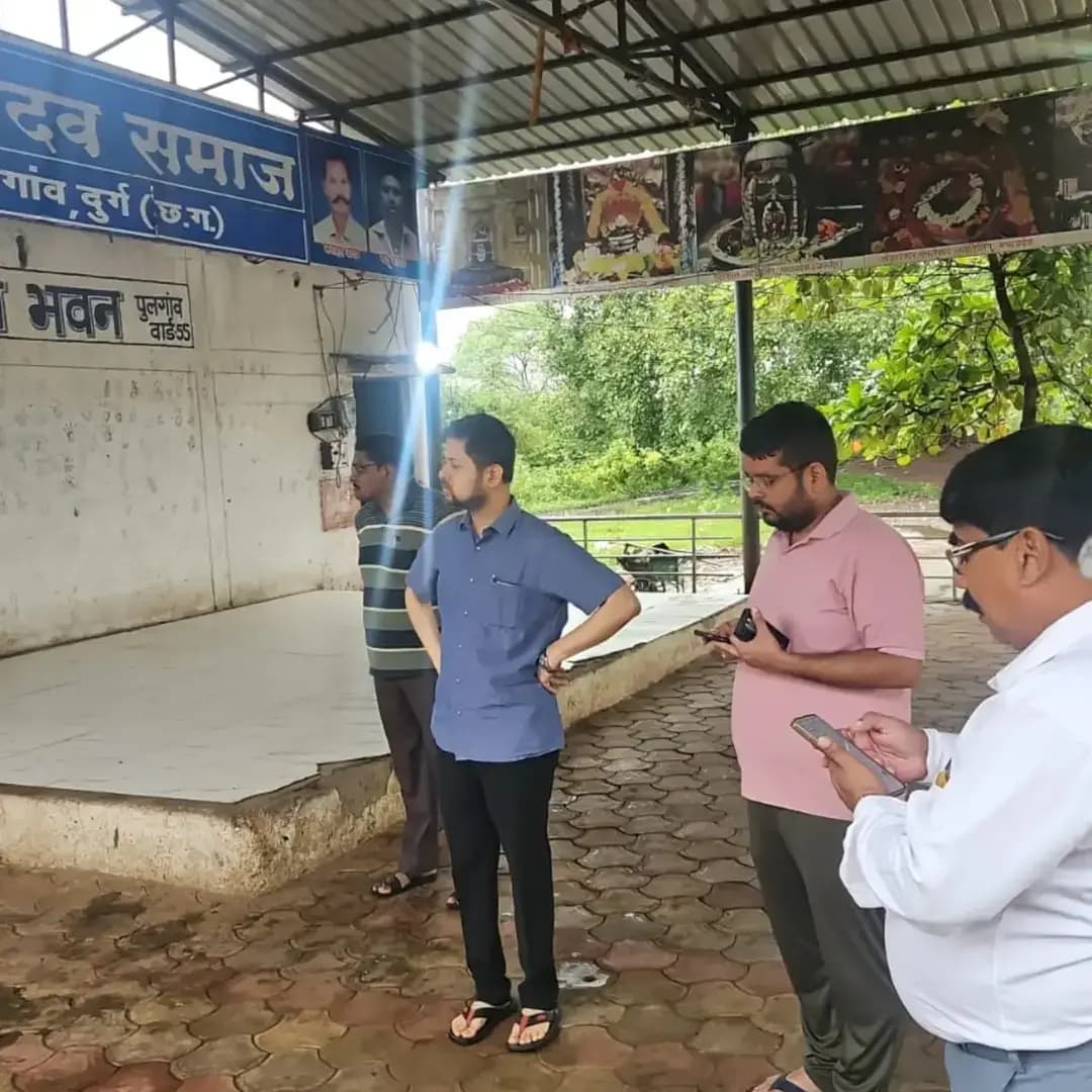 शिवनाथ नदी के बढ़ते जलस्तर को लेकर प्रशासन अलर्ट
शिवनाथ नदी में लगातार बढ़ते जलस्तर को देखते हुए कलेक्टर श्री अभिजीत सिंह ने वार्ड क्रमांक 55 सहित अन्य प्रभावित क्षेत्रों का मुआयना कर स्थिति का जायजा लिया।
नागरिकों की सुरक्षा को सर्वोच्च प्राथमिकता देते हुए वार्ड 55 में प्रभावित परिवारों के लिए वैकल्पिक राहत कैंप की व्यवस्था सुनिश्चित करने के अधिकारियों को आवश्यक दिशा-निर्देश दिए।
#दुर्ग #शिवनाथ_नदी #जिला_प्रशासन_दुर्ग #राहत_व्यवस्था #सुरक्षा