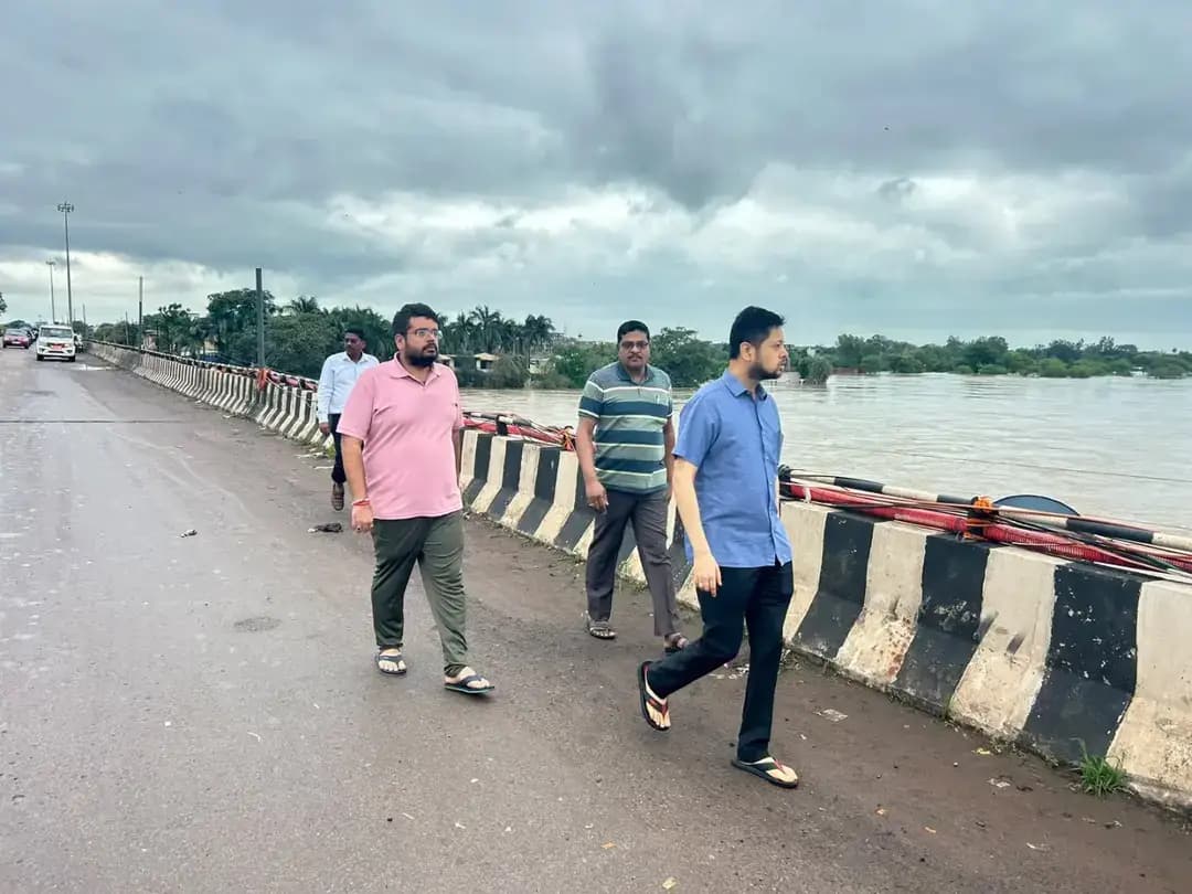 महत्वपूर्ण सूचना
शिवनाथ नदी में बढ़ते जलस्तर को देखते हुए कलेक्टर श्री अभिजीत सिंह ने दुर्ग स्थित गणेश प्रतिमा विसर्जन स्थल पर फिलहाल प्रतिमा विसर्जन पर रोक लगा दी है।
नागरिकों से प्रशासन के निर्देशों का पालन करने एवं सुरक्षा को प्राथमिकता देने की अपील की गई है।
जिला प्रशासन आम जनमानस एवं गणेश उत्सव समितियां से अपील करती है कि जिला प्रशासन के निर्देशों का पालन करें |
#दुर्ग #गणेश_विसर्जन #शिवनाथ_नदी #जिला_प्रशासन_दुर्ग #सुरक्षा