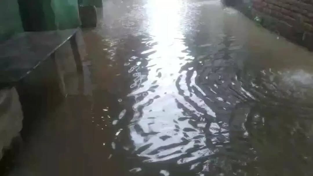चंदौसी: फरीदपुर खास गांव में 11 घंटे की लगातार भारी बारिश से घरों में घुसा पानी, ग्रामीणों में आक्रोश, विकास कार्यों की खोली पोल