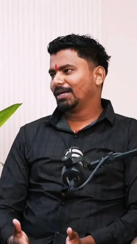 सोशल मीडिया पर आए एक कमेंट को मैंने लुप्तेश जी के सामने रख दिया… 😄
“लुप्तेश जी, आपके मोबाइल में इंसानों की तस्वीरें ज्यादा हैं या Dogs की?” 🐶📱
सवाल तो मजेदार था…
लेकिन उनका जवाब सुनकर आप भी मुस्कुरा देंगे। 😂
पूरा जवाब Reel में सुनिए और बताइए—
आपके मोबाइल में किसकी तस्वीरें ज्यादा हैं? 👀
#RahulKumarPandey #BeyondTheStory #StraySafeFoundation #BastarCreatorHub