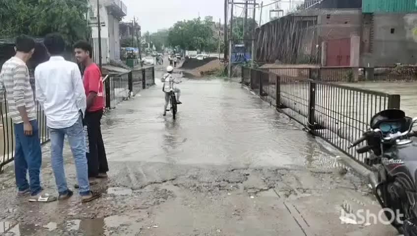 उरई: कोतवाली क्षेत्र के मोहल्ला तिलक नगर में भारी बारिश के बाद मलंगा नाले का पानी बढ़कर घरों में घुसा