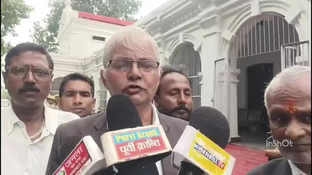 बलिया: मुख्य चुनाव आयुक्त को बर्खास्त करने की मांग, अधिवक्ताओं ने डीएम को सौंपा पत्रक