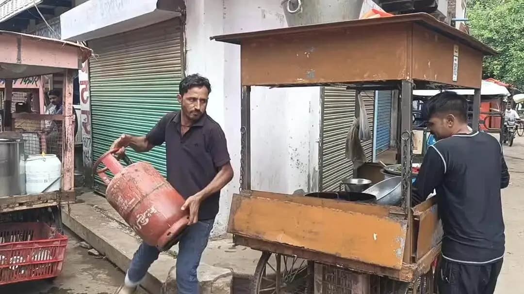अंबाह: जाम से राहत के लिए नगर पालिका की कार्रवाई, बाजार से हटाकर रेतपुरा भेजे करीब 50 हाथ ठेले