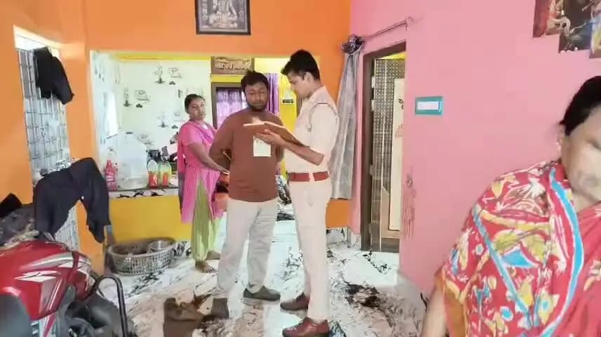 বারাসাত ১: দত্তপুকুর নিবাধূই পূর্ব পাড়া দম্পতির ঝুলন্ত মৃতদেহ উদ্ধার, ঘটনাস্থলে পুলিশ,কি বলছেন আত্মীয়রা