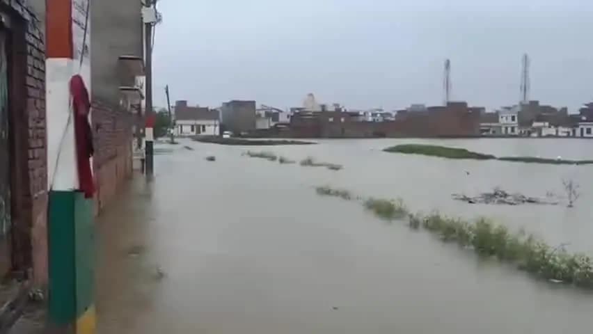 तिलहर: तिलहर के कई मोहल्लों में बारिश का पानी पांच फीट तक भरा, लोगों ने अपने घर का सामान ऊंचे स्थान पर पहुंचाया