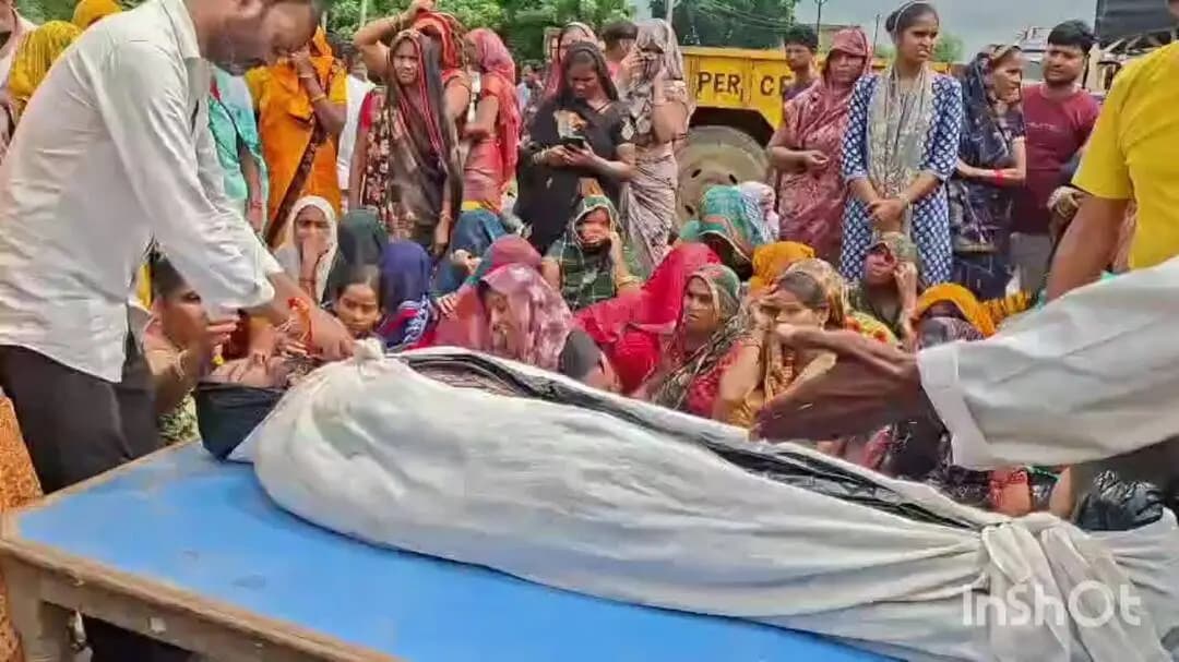मैनपुरी: दन्नाहार क्षेत्र में लगातार बारिश के कारण दीवार गिरने से एक युवक की मौत, 4 लोग हुए घायल