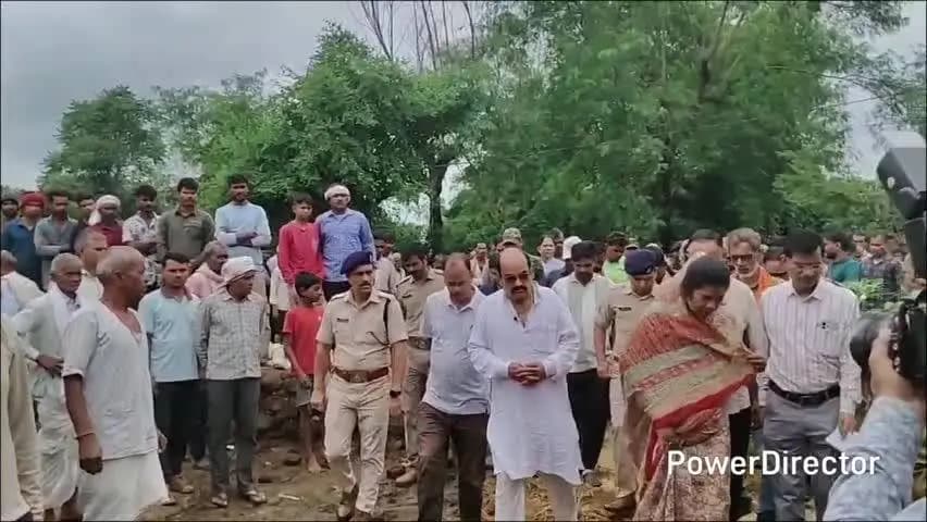 नैनपुर: हीरापुर गणेश पंडाल हादसे में करंट से 4 की मौत, 3 घायल; मंत्री संपतिया उइके ने परिजनों से की मुलाकात