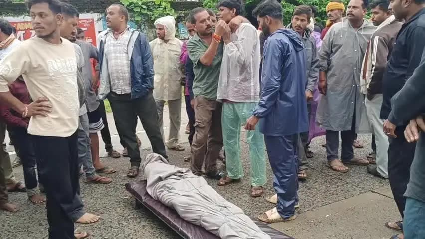 चंदिया: उमरिया के लोढ़ा में युवक की कार से कुचलकर मौत का आरोप, NH-43 पर चक्काजाम, गिरफ्तारी की मांग