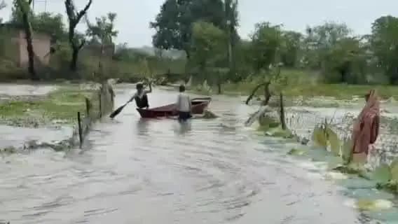 महोबा: बीजा नगर गांव में जलभराव से बना टापू, सड़कों पर चल रही नाव और घरों में घुसा पानी