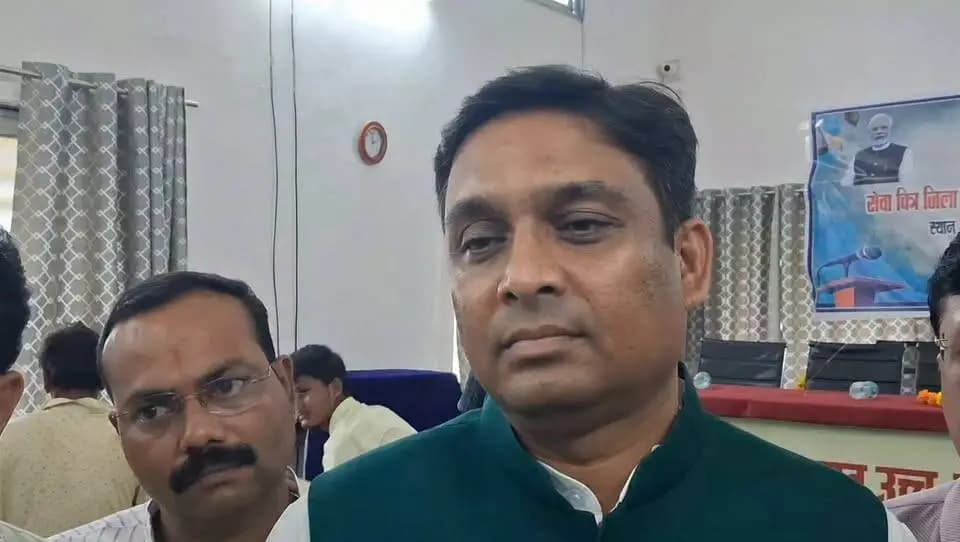 दमोह के प्रतिभावान विद्यार्थियों के लिए 'सांसद दिल्ली दर्शन' की अभिनव पहल!
सांसद दमोह राहुल सिंह लोधी ने बताया लोकसभा क्षेत्र के 330 विद्यालयों में निबंध प्रतियोगिता आयोजित होगी, जिसके शीर्ष चयनित बच्चों को 3-दिवसीय दौरे पर दिल्ली ले जाया जाएगा।
इस शैक्षणिक भ्रमण में विद्यार्थी संसद भवन, राष्ट्रपति संग्रहालय और प्रधानमंत्री संग्रहालय का अवलोकन कर देश की लोकतांत्रिक व्यवस्था को करीब से समझ सकेंगे
