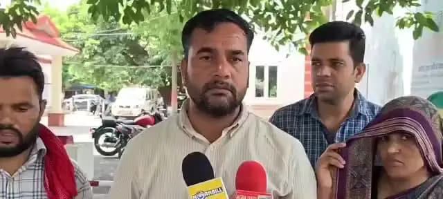 सैफई: सैफई थाना क्षेत्र में 13 जुलाई की रात 14 वर्षीय नाबालिग को पड़ोसी राहुल उर्फ छोटू ने बहला-फुसलाकर भगाने का आरोप