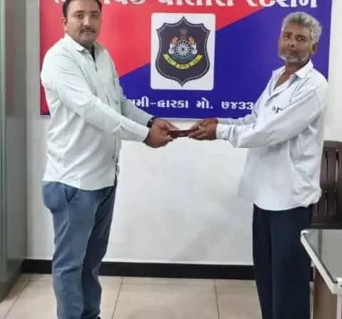ભાણવડ: ભાણવડ પોલીસની પ્રશંસનીય કામગીરી: ગુમ થયેલા 5 મોબાઈલ માલિકોને પરત સોંપાયા