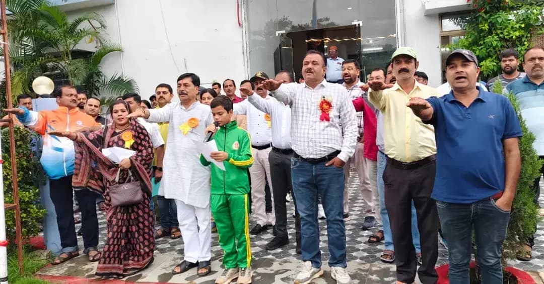 ☑️70वीं राज्य स्तरीय शालेय हैंडबॉल प्रतियोगिता का हुआ शुभारंभ
☑️खेल से होता है मानसिक एवं शारीरिक विकास - जिला पंचायत अध्यक्ष
☑️कृष्णा गार्डन में 70वीं राज्य स्तरीय शालेय हैंडबॉल प्रतियोगिता का शुभारंभ उत्साह एवं खेल भावना के साथ किया गया। कार्यक्रम को संबोधित करते हुए जिला पंचायत अध्यक्ष अनुजा पटेल ने कहा कि उमरिया जिला भले ही छोटा है, लेकिन यहां राज्य एवं राष्ट्रीय स्तर के कई बड़े आयोजनों का सफलतापूर्वक आयोजन हो चुका है। उन्होंने कहा कि जीवन में शिक्षा के साथ खेल का भी महत्वपूर्ण स्थान है। खेल से शारीरिक स्वास्थ्य के साथ मानसिक मजबूती, आत्मविश्वास, अनुशासन और नेतृत्व क्षमता का विकास होता है। उन्होंने खिलाडि़यों से उत्कृष्ट खेल प्रदर्शन कर अपने माता-पिता, कोच एवं जिले का नाम रोशन करने की अपील की।
कार्यक्रम को संबोेधित करते हुए श्री आशुतोष अग्रवाल ने कहा कि राष्ट्र के समुचित विकास में युवाओं की महत्वपूर्ण भूमिका है। प्रधानमंत्री के नेतृत्व में खेलो इंडिया सहित विभिन्न योजनाओं और आयोजनों के माध्यम से देश में खेल प्रतिभाओं को प्रोत्साहित किया जा रहा है। उन्होंने खिलाडि़यों से खेल के साथ-साथ शिक्षा और विज्ञान के क्षेत्र में भी निरंतर आगे बढ़ने का आह्वान किया। उन्होंने कहा कि खेल में हार और जीत से अधिक महत्वपूर्ण खेल भावना, अनुशासन, टीम भावना और निरंतर बेहतर प्रदर्शन करने का प्रयास है। प्रतियोगिता में एक टीम विजेता और दूसरी उपविजेता बनती है, लेकिन मैदान पर उतरने वाला प्रत्येक खिलाड़ी अपने अनुभव से कुछ नया सीखता है। उन्होंने सभी खिलाडि़यों को पूरे उत्साह और सकारात्मक सोच के साथ प्रतियोगिता में भाग लेने की शुभकामनाएं दीं।
☑️ जिला शिक्षा अधिकारी भूपेंद्र बडकरे ने कार्यक्रम की रूपरेखा प्रस्तुत करते हुए बताया कि राज्य स्तरीय हैंडबॉल प्रतियोगिता में प्रदेश के 10 संभागों से 200 से अधिक खिलाड़ी शामिल हुए हैं। खिलाडि़यों के साथ कोच, टीम प्रबंधक एवं अन्य खेल अधिकारी भी उपस्थित हैं। प्रतियोगिता को लेकर खिलाडि़यों में उत्साह का माहौल है।
☑️इस अवसर पर कार्यक्रम की मुख्य अतिथि व्दारा खेल ध्वज फहराकर कार्यक्रम शुभारंभ की घोषणा की गई। कार्यक्रम में सुमित गौतम, सहायक आयुक्त जन जातीय कार्य विभाग पूजा द्विवेदी, खाद्य सुरक्षा अधिकारीमंजू वर्मा सहित कोच, टीम प्रबंधक एवं प्रतियोगिता से जुड़े अधिकारी उपस्थित रहे। अतिथियों ने खिलाडि़यों से परिचय प्राप्त कर उन्हें प्रतियोगिता के लिए शुभकामनाएं दीं।
@cmmadhyapradesh
@jansamparkmp
@mpsportsdept