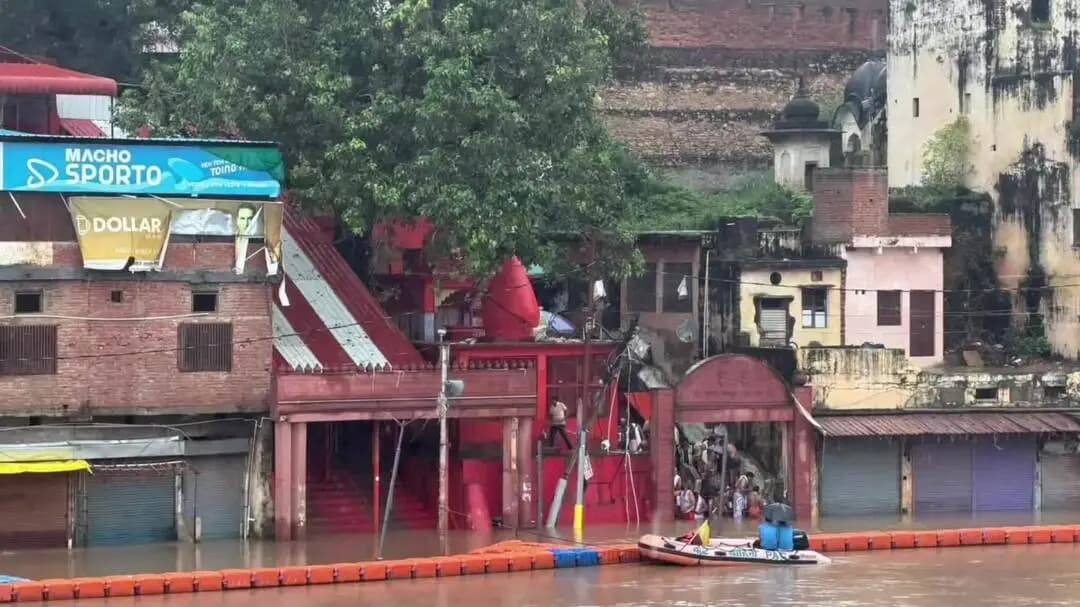 मझगवां: चित्रकूट में लगातार बारिश के बाद रामघाट में मंदाकिनी नदी का जलस्तर बढ़ा, तस्वीरें सामने आईं