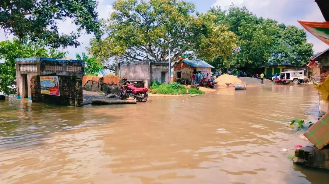 বাগনান ১: পূর্ণিমার কোটালে রূপনারায়ণ নদীর জলে ডুবে গেছে বাকসী হাট