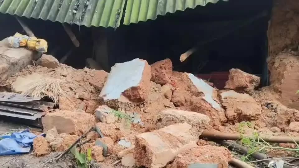 বিনপুর ২: কেন্দাপাড়ায় মাটির বাড়ি ভেঙে বিপাকে পরিবার, বড় বিপদ এড়ালেন সদস্যরা