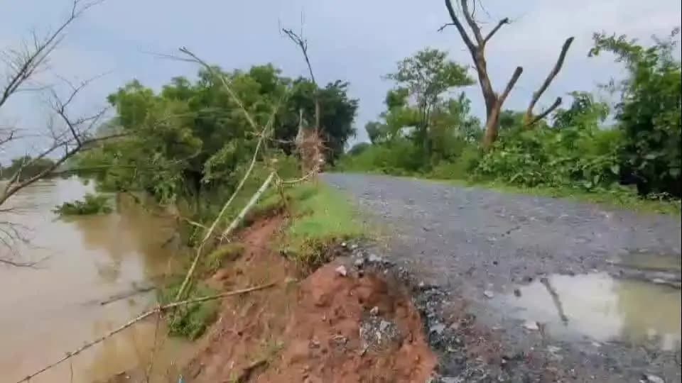 গোপীবল্লভপুর ২: সুবর্ণরেখার জলস্তর বাড়তেই মহাপালে নদীভাঙন, চিন্তায় বাসিন্দারা