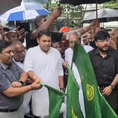 मैनाटांड़: मैनाटाड से पटना तक सुगम सफर की नई शुरुआत, पूर्व विधायक दिलीप वर्मा ने हरी झंडी दिखाकर किया शुभारंभ