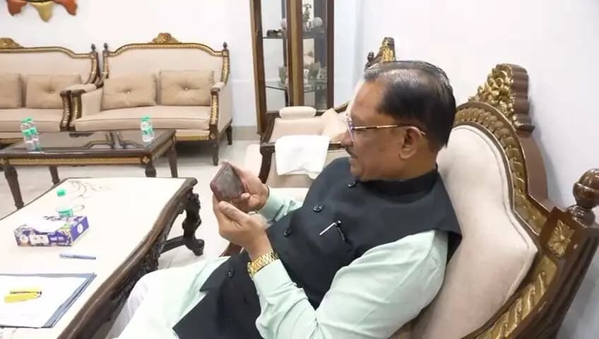 एशियन गेम्स 2026 में स्वर्णिम सफलता, छत्तीसगढ़ की बेटी ने बढ़ाया प्रदेश का गौरव।
मुख्यमंत्री श्री विष्णु देव साय ने जापान में आयोजित एशियन गेम्स 2026 में स्वर्ण पदक जीतने वाली भारतीय महिला कबड्डी टीम की सदस्य एवं छत्तीसगढ़ के कोरबा जिले की निवासी सुश्री संजू देवी को फोन पर इस शानदार उपलब्धि के लिए बधाई एवं शुभकामनाएं दीं। मुख्यमंत्री श्री साय ने सुश्री संजू देवी से आत्मीय संवाद करते हुए उनके उत्कृष्ट प्रदर्शन की सराहना की और कहा कि उनकी इस उपलब्धि से पूरा छत्तीसगढ़ गौरवान्वित है।
#AsianGames2026 #GoldMedal #TeamIndia #IndianKabaddi #Kabaddi