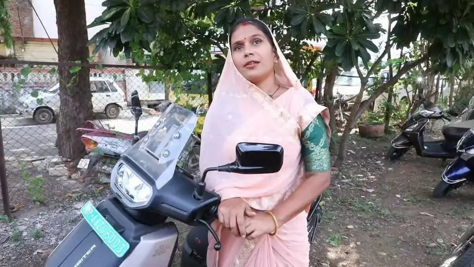 सफलता की कहानी
लाड़ली बहना की राशि से संगीता ने खरीदी स्कूटी,गृह उद्योग को मिली नई रफ्तार
योजना से मिली आर्थिक सहायता का सदुपयोग कर आत्मनिर्भरता की ओर बढ़ीं संगीता
नीमच, 26 सितंबर 2026। लाड़ली बहना योजना महिलाओं को आर्थिक संबल देने के साथ उन्हें आत्मनिर्भर बनने की दिशा में आगे बढ़ने का अवसर भी प्रदान कर रही है। नीमच सिटी निवासी श्रीमती संगीता राठौर ने योजना से प्राप्त राशि का बचत के रूप में सदुपयोग करते हुए अपनी स्कूटी खरीदी। आज यही स्कूटी उनके गृह उद्योग को आगे बढ़ाने में महत्वपूर्ण भूमिका निभा रही है।
श्रीमती संगीता राठौर हल्दी, मिर्ची और धनिया की पैकेजिंग का गृह उद्योग संचालित करती हैं। वे ग्राहकों से प्राप्त ऑर्डर के अनुसार मसालों की पैकेजिंग कर तैयार उत्पाद समय पर पहुंचाती हैं। स्कूटी मिलने से उन्हें मसालों के लिए आवश्यक सामग्री लाने, तैयार उत्पाद ग्राहकों तक पहुंचाने और ऑर्डर समय पर पूरा करने में सुविधा हो रही है। इससे उनके काम में गतिशीलता आई है और वे अपने गृह उद्योग को अधिक व्यवस्थित ढंग से आगे बढ़ा पा रही हैं।
संगीता बताती हैं कि लाड़ली बहना योजना से प्राप्त आर्थिक सहायता को उन्होंने नियमित रूप से बचाया और इसी बचत से अपनी स्कूटी खरीदी। उनके लिए यह केवल आवागमन का साधन नहीं, बल्कि अपने काम को विस्तार देने और आत्मनिर्भरता की दिशा में आगे बढ़ने का माध्यम बन गई है।
वे कहती हैं कि योजना से मिली आर्थिक सहायता ने उन्हें अपनी जरूरतों के संबंध में स्वयं निर्णय लेने और अपने व्यवसाय को मजबूत करने का आत्मविश्वास दिया है। आज वे अपने गृह उद्योग के माध्यम से आत्मनिर्भर बनने की दिशा में निरंतर आगे बढ़ रही हैं।
श्रीमती संगीता राठौर ने महिलाओं के आर्थिक सशक्तीकरण और आत्मनिर्भरता को बढ़ावा देने वाली योजनाओं के लिए प्रधानमंत्री श्री नरेंद्र मोदी एवं मुख्यमंत्री डॉ. मोहन यादव के प्रति आभार व्यक्त किया है।
CM Madhya Pradesh
Jansampark Madhya Pradesh
#LadliBehnaYojana #Success_story #Neemuch #नीमच