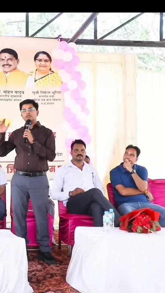 हर आंगनवाड़ी केंद्र बनेगा पोषण, शिक्षा और सम्मान का केंद्र : विधायक श्री परिहार
आंगनवाड़ी बच्चों के सर्वांगीण विकास का महत्वपूर्ण केंद्र : सीईओ श्री वैष्णव
सेवा संकल्प अभियान के तहत ‘आंगन मिलन सेवा’ कार्यक्रम आयोजित
नीमच, 26 सितंबर 2026। सेवा संकल्प अभियान-2026 के अंतर्गत शनिवार को वार्ड क्रमांक-6, इंदिरा नगर स्थित आंगनवाड़ी केंद्र में ‘आंगन मिलन सेवा’ कार्यक्रम आयोजित किया गया। कार्यक्रम का उद्देश्य आंगनवाड़ी केंद्रों को बच्चों के पोषण, स्वास्थ्य, प्रारंभिक शिक्षा एवं सर्वांगीण विकास का प्रभावी केंद्र बनाने के साथ ही समुदाय की सहभागिता को बढ़ावा देना रहा।
कार्यक्रम के मुख्य अतिथि विधायक श्री दिलीप सिंह परिहार ने कहा कि प्रधानमंत्री श्री नरेंद्र मोदी के जन्मदिवस के उपलक्ष्य में 17 सितंबर से 17 अक्टूबर 2026 तक सेवा संकल्प अभियान आयोजित किया जा रहा है। उन्होंने कहा कि आंगनवाड़ी केंद्र बच्चों के पोषण, स्वास्थ्य एवं प्रारंभिक शिक्षा के साथ उनके समग्र विकास में महत्वपूर्ण भूमिका निभा रहे हैं। आंगनवाड़ी कार्यकर्ता एवं सहायिकाएं बच्चों के साथ-साथ गर्भवती एवं धात्री माताओं के स्वास्थ्य एवं पोषण की देखभाल में भी महत्वपूर्ण योगदान दे रही हैं।
विधायक श्री परिहार ने कहा कि वर्ष 2047 के विकसित एवं आत्मनिर्भर भारत की नींव आज की पीढ़ी से तैयार हो रही है। बच्चों के जीवन के प्रारंभिक वर्षों में उनके स्वास्थ्य, पोषण एवं शिक्षा पर विशेष ध्यान देना आवश्यक है। उन्होंने कहा कि शासन द्वारा बेटियों, महिलाओं एवं वरिष्ठ नागरिकों के कल्याण तथा महिला सशक्तिकरण के लिए विभिन्न योजनाएं संचालित की जा रही हैं। मातृशक्ति की सहभागिता बढ़ाने के लिए भी निरंतर प्रयास किए जा रहे हैं।
उन्होंने बताया कि ‘आंगन मिलन सेवा’ के अंतर्गत तीन दिनों तक जिले के विभिन्न आंगनवाड़ी केंद्रों में विविध गतिविधियां आयोजित की जाएंगी। इनमें बच्चों के स्वास्थ्य, पोषण, प्रारंभिक शिक्षा एवं स्वस्थ जीवनशैली के प्रति जागरूकता से संबंधित गतिविधियां शामिल हैं। उन्होंने 2 अक्टूबर को महात्मा गांधी जयंती के अवसर पर आयोजित होने वाले स्वच्छता पखवाड़े की भी जानकारी दी।
जिला पंचायत के मुख्य कार्यपालन अधिकारी श्री अमन वैष्णव ने कहा कि राज्य शासन की मंशा है कि प्रत्येक आंगनवाड़ी केंद्र में बच्चों को बेहतर पोषण, स्वास्थ्य, प्रारंभिक शिक्षा एवं सुरक्षित वातावरण उपलब्ध हो। उन्होंने कहा कि बच्चों के जीवन के प्रथम छह वर्ष उनके शारीरिक एवं मानसिक विकास की दृष्टि से अत्यंत महत्वपूर्ण होते हैं। इस अवधि में आंगनवाड़ी कार्यकर्ताओं एवं सहायिकाओं की भूमिका अत्यंत महत्वपूर्ण है।
उन्होंने कहा कि आंगनवाड़ी कार्यकर्ताओं द्वारा गर्भवती एवं धात्री महिलाओं के स्वास्थ्य एवं पोषण के साथ बच्चों की देखभाल, पोषण आहार एवं प्रारंभिक शिक्षा पर भी विशेष ध्यान दिया जाता है। आंगनवाड़ी केंद्रों में बच्चों की उपस्थिति, पोषण आहार, नाश्ता एवं अन्य आवश्यक सुविधाओं की निरंतर निगरानी की जा रही है।
कार्यक्रम को नगर पालिका अध्यक्ष श्रीमती स्वाति चोपड़ा एवं जिला अध्यक्ष श्रीमती वंदना खंडेलवाल ने भी संबोधित किया। उन्होंने आंगनवाड़ी केंद्रों के माध्यम से बच्चों एवं महिलाओं को उपलब्ध कराई जा रही सेवाओं के महत्व पर प्रकाश डाला।
कार्यक्रम का शुभारंभ अतिथियों द्वारा मां सरस्वती के चित्र पर माल्यार्पण एवं दीप प्रज्ज्वलित कर किया गया। कार्यक्रम के दौरान क्षेत्र में उत्कृष्ट कार्य करने वाली आठ आंगनवाड़ी कार्यकर्ताओं तथा चार लाड़ली बालिकाओं को अतिथियों द्वारा प्रमाण-पत्र प्रदान कर सम्मानित किया गया।
इसके पश्चात अतिथियों एवं उपस्थित जनप्रतिनिधियों ने ‘एक पेड़ मां के नाम’ अभियान के अंतर्गत पौधारोपण कर पर्यावरण संरक्षण का संदेश दिया।
कार्यक्रम में पार्षद श्री धारा सिंह यादव,श्रीमती किरण शर्मा,श्री मनीष धाकड़, जिला कार्यक्रम अधिकारी श्री राजेश गुप्ता सहित जनप्रतिनिधिगण, पार्षदगण,सीडीपीओ, सुपरवाइजर,आंगनवाड़ी कार्यकर्ता एवं सहायिकाएं उपस्थित रहीं। कार्यक्रम के अंत में जिला कार्यक्रम अधिकारी श्री राजेश गुप्ता ने आभार व्यक्त किया।
CM Madhya Pradesh
Jansampark Madhya Pradesh
#SevaSankalpAbhiyan #Neemuch #नीमच