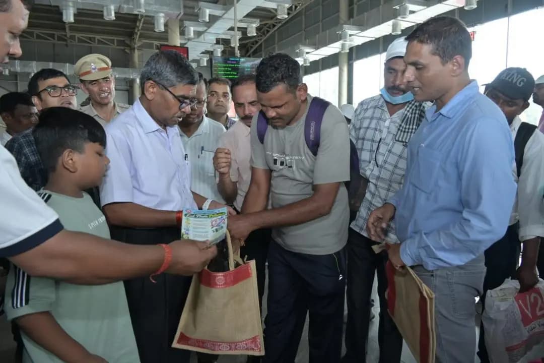 କଟକ ପୌରାଞ୍ଚଳ: କଟକ ଷ୍ଟେସନରେ ସଫେଇ କାର୍ଯ୍ୟକ୍ରମ: ସମୀକ୍ଷା କଲେ ରେଳ ମହାପ୍ରବନ୍ଧକ