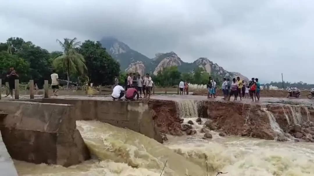 ସୋର: ସୋର ବ୍ଲକରେ ଜଳବନ୍ଦୀ ସମସ୍ୟା: କେଶରୀପୁରରେ ନଦୀ ବନ୍ଧ ଭାଙ୍ଗି ପାଣିରେ ବୁଡ଼ିଲା ଗାଁ