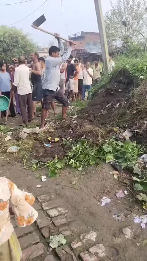 up jila Bareilly tahsil bahedi Thana Shishgarh Village Lahsoi Samajwadi party ke kuchh logon Ne mere Ghar ke aage