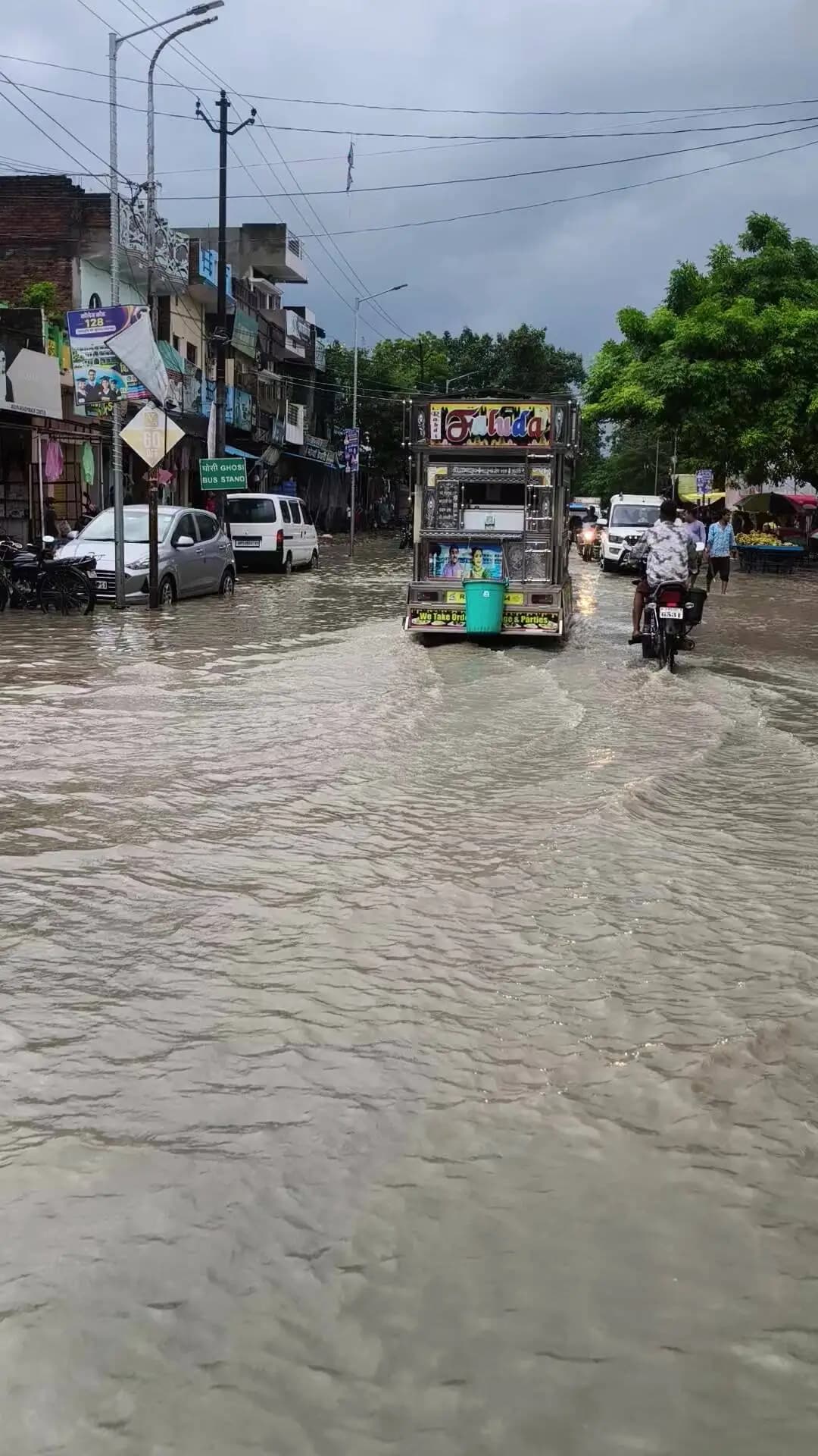 घोसी: घोसी में तेज बारिश से सड़कों पर जलभराव, वाराणसी-गोरखपुर मार्ग पर जाम
