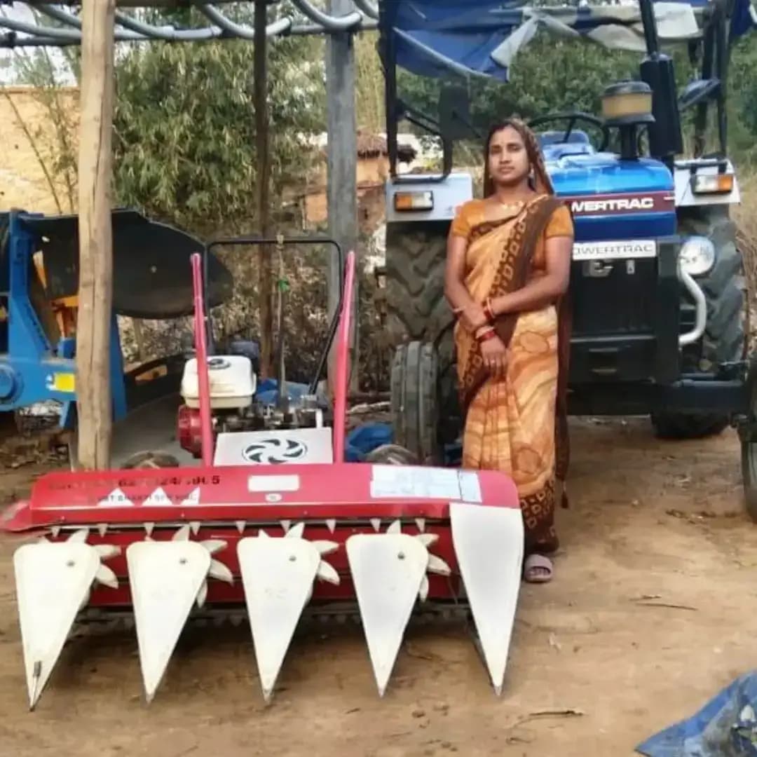 मध्य प्रदेश डे-राज्य ग्रामीण आजीविका मिशन ग्रामीण क्षेत्र की महिलाओं को अपनी आर्थिक स्थिति बेहतर करने के लिए नए अवसर उपलब्ध करा रहा है। जिले के विकासखंड अनूपपुर अंतर्गत ग्राम सकोला की श्रीमती रूकमणि साहू, पति श्री विक्रमादित्य साहू, इसका एक उदाहरण हैं। एक समय परिवार की सीमित आय के कारण रोजमर्रा की जरूरतें पूरी करना चुनौतीपूर्ण था। आजीविका मिशन से जुड़ने के बाद उन्होंने सिलाई का काम शुरू किया और धीरे-धीरे खेती, डेयरी तथा कृषि यंत्रों को भी अपनी आजीविका से जोड़ा। आज उनकी व्यक्तिगत मासिक आय 16,500 रुपए और पारिवारिक मासिक आय 29,700 रुपए तक पहुंच गई है।
वर्ष 2014 में आजीविका मिशन के माध्यम से ग्राम सभा और बैठकों में मिली जानकारी के बाद रूकमणि साहू ‘खुशबू आजीविका स्व-सहायता समूह’ से जुड़ीं। समूह से जुड़ने के बाद उन्होंने अपनी स्थिति के अनुसार छोटे स्तर से काम शुरू किया। समूह के RF से 5,000 रुपए तथा CIF से 80,000 रुपए का ऋण लेकर उन्होंने सिलाई का काम शुरू किया। सिलाई से आमदनी होने लगी तो उन्होंने खेती को भी आगे बढ़ाने का निर्णय लिया।
खेती के लिए उन्होंने CCL के माध्यम से 50,000 रुपए का ऋण लेकर पावर टीलर और रिपर खरीदा। इसके बाद 1.50 लाख रुपए का ऋण लेकर ट्रैक्टर खरीदा। कृषि यंत्रों की मदद से खेती के काम में सुविधा हुई और समय तथा श्रम की बचत होने लगी। ट्रैक्टर और अन्य कृषि यंत्रों के माध्यम से उन्हें अतिरिक्त आय का साधन भी मिला।
#सेवा_संकल्प_अभियान #SevaSankalpAbhiyan #anuppur