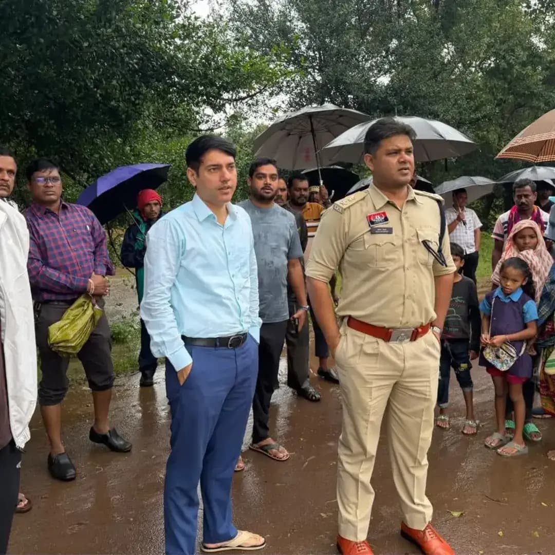 बाढ़ प्रभावित क्षेत्रों में प्रशासन एवं पुलिस की सतत निगरानी
बाढ़ प्रभावित लोगों की सुरक्षा एवं राहत व्यवस्था का जायजा लेने हेतु बस्तर जिले के पुलिस अधीक्षक श्री शलभ कुमार सिन्हा एवं कलेक्टर श्री आकाश छिकारा ने राहत शिविर का दौरा किया।
उन्होंने राहत शिविर में रह रहे प्रभावित लोगों से मुलाकात कर उनकी समस्याओं एवं आवश्यकताओं की जानकारी ली तथा संबंधित अधिकारियों को भोजन, पेयजल, स्वास्थ्य एवं अन्य आवश्यक सुविधाओं की समुचित व्यवस्था सुनिश्चित करने के निर्देश दिए।