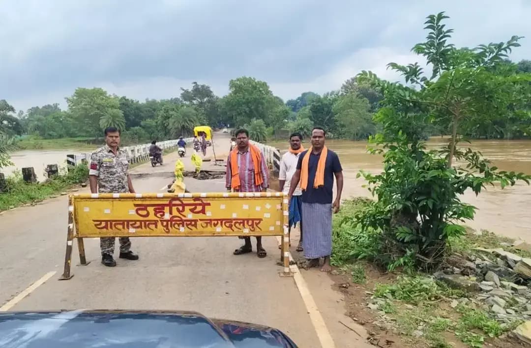 बस्तर पुलिस द्वारा लगातार पानी का बहाव अधिक होने तथा नालो पुलिया के उपर से पानी का बहाव होने के कारण आम लोगो की सुरक्षा को ध्यान में रखते हुए पार ना करने की हिदायत देते हुए
#BastarPolice
#BastarFlood #BastarPolice #ChhattisgarhPolice #jagdalpur