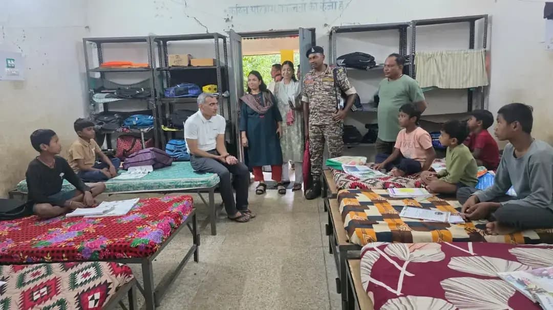 कलेक्टर श्री रणबीर शर्मा ने मैनपुर विकासखंड के छिंदोला में निर्माणाधीन एकलव्य आदिवासी विद्यालय एवं बड़े गोबरा स्थित आदिवासी बालक आश्रम का निरीक्षण किया। उन्होंने निर्माण कार्य में शीघ्र प्रगति लाने के निर्देश दिए तथा आश्रम में विद्यार्थियों से संवाद कर उनकी पढ़ाई-लिखाई एवं सुविधाओं की जानकारी ली। कलेक्टर ने विद्यार्थियों का उत्साहवर्धन करते हुए उन्हें लक्ष्य के प्रति निरंतर आगे बढ़ने के लिए प्रेरित किया।
#Gariyaband