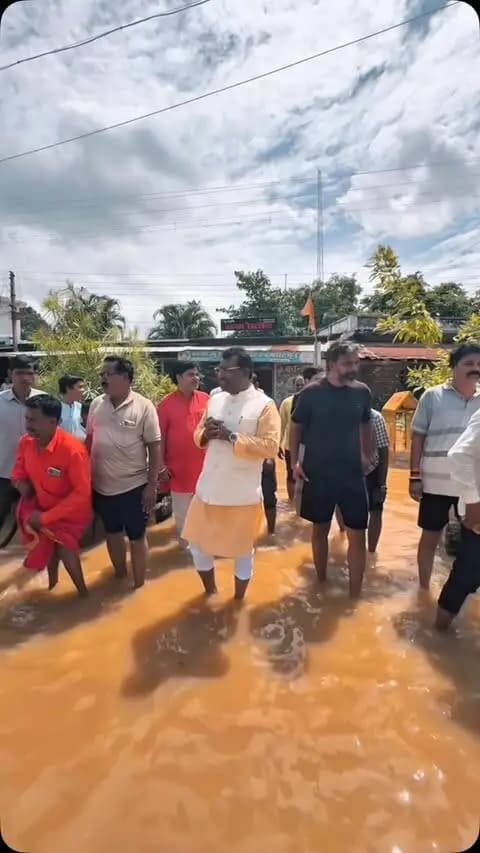 राजिम क्षेत्र में लगातार हो रही भारी वर्षा के चलते महानदी एवं राजिम के विभिन्न क्षेत्रों में बढ़ते जलस्तर का स्थल निरीक्षण कर स्थिति का जायजा लिया। इस दौरान अनुराग मनोविकास केंद्र के 16 बच्चों का सुरक्षित रेस्क्यू कराया तथा बाढ़ प्रभावित क्षेत्र के लोगों के लिए सुरक्षित आवास, भोजन एवं आवश्यक राहत व्यवस्था सुनिश्चित की।
प्रशासनिक अधिकारियों को संवेदनशील क्षेत्रों में 24 घंटे सतत निगरानी विशेष सतर्कता तथा आवश्यक सुरक्षा एवं राहत व्यवस्थाएं सुनिश्चित करने के निर्देश दिए।
क्षेत्रवासियों से अपील है कि प्रशासन द्वारा जारी दिशा-निर्देशों का पालन करें, जलभराव वाले क्षेत्रों एवं नदी-नालों के समीप जाने से बचें और स्वयं सहित अपने परिवार की सुरक्षा को सर्वोच्च प्राथमिकता दें।
संकट की घड़ी में हर जीवन की सुरक्षा हमारी सर्वोच्च प्राथमिकता है।
#सतर्क_रहें_सुरक्षित_रहें #जनसेवा #बाढ़_सुरक्षा #राजिम
@chhattisgarhcmo @bjp4cgstate @bjpgariyaband @gariyaband_distt
