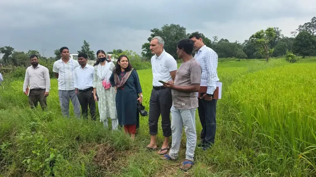 कलेक्टर श्री रणबीर शर्मा ने राजस्व अधिकारियों के साथ ग्राम साल्हेभाठा में किसानों के खेतों में पहुंचकर डिजिटल क्रॉप सर्वे कार्य का निरीक्षण किया। उन्होंने किसानों से फसल, रकबा एवं सिंचाई की स्थिति की जानकारी ली तथा सर्वे कार्य में सहयोग करने की अपील की।
#SushasanSarkar #DigitalCropSurvey #gariyaband