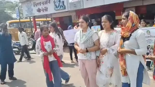 #सेवा_संकल्प_अभियान
🔸सेवा संकल्प पखवाड़ा के अंतर्गत एनएसएस इकाई ने नुक्कड़ नाटक के माध्यम से दिया विकसित भारत का संदेश*
🔸शासकीय कालिदास कन्या महाविद्यालय की राष्ट्रीय सेवा योजना इकाई द्वारा महाविद्यालय की प्राचार्य डॉ. वंदना गुप्ता के निर्देशन में सेवा संकल्प पखवाड़ा के अंतर्गत शनिवार को चामुंडा माता चौराहा पर नुक्कड़ नाटक का आयोजन किया गया।
नुक्कड़ नाटक के माध्यम से छात्राओं ने विकसित भारत की संकल्पना तथा शासन की विभिन्न जनकल्याणकारी योजनाओं के प्रति आमजन को जागरूक किया।
Chief Minister, MP
Jansampark Madhya Pradesh