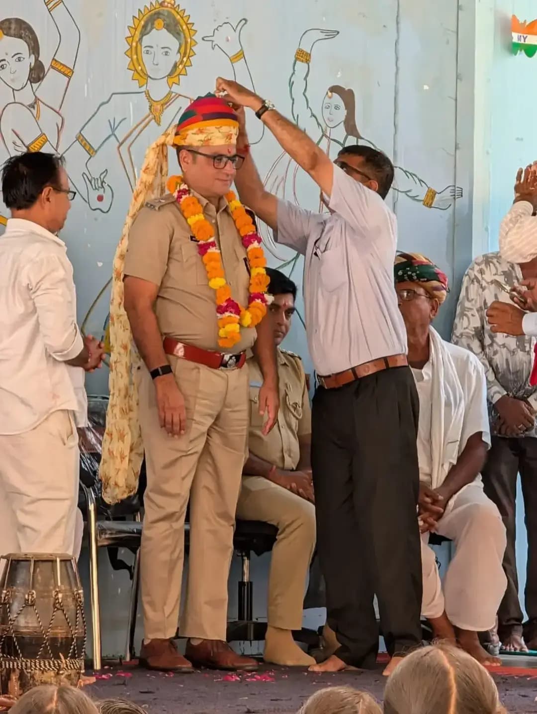 श्री आशा राम चौधरी SP नागौर के निर्देशन में श्री सुरेश कुमार SHO खींवसर द्वारा 12 चोरियों के खुलासा करते हुए लगभग 2 करोड़ के माल की बरामदगी पर, आज मूंडवा के मॉडल स्कूल में राजस्थान पुलिस को समर्पित हनुमान वाटिका के उद्घाटन के अवसर पर श्री आशा राम चौधरी SP नागौर, श्री सुरेश कुमार SHO खींवसर मय टीम का स्वागत किया गया, तथा नागौर पुलिस टीम के प्रयासों की सराहना की।
@IgpAjmer
@PoliceRajasthan