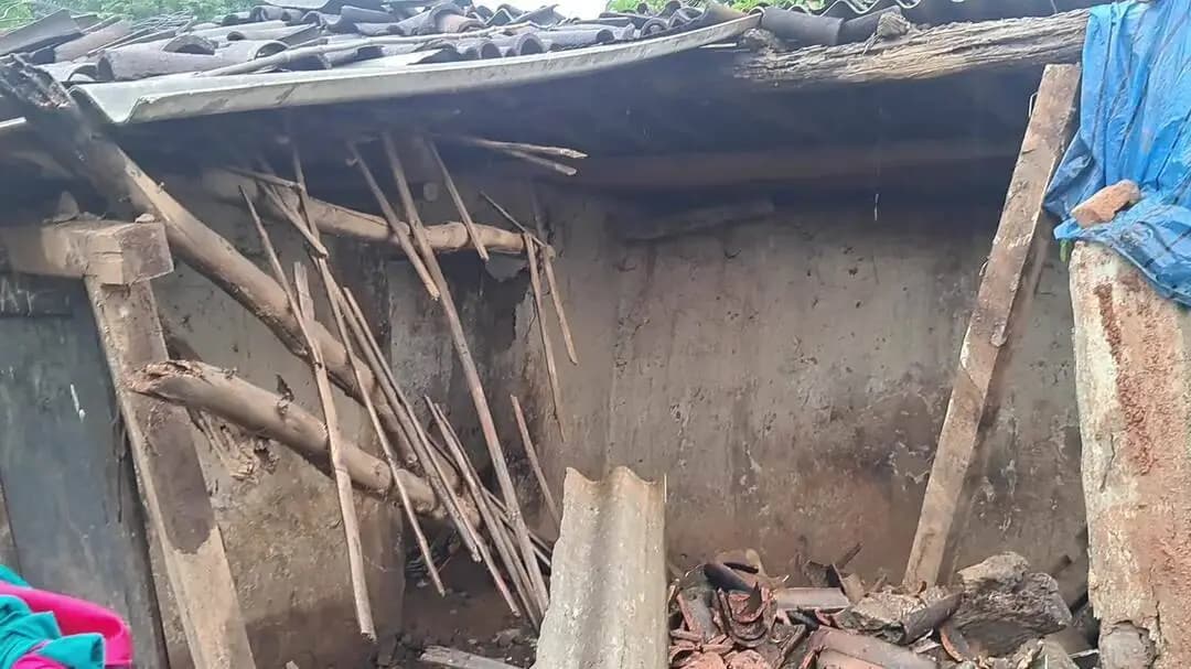 चैनपुर:बरवेनगर में बारिश का कहर से घर गिरकर हुआ ध्वस्त