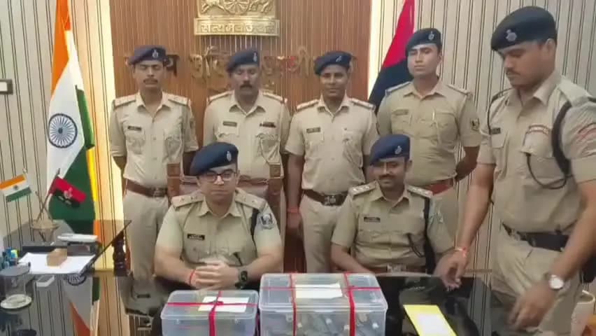 पूर्णिया पूर्व: पूर्णिया पुलिस ने हथियार तस्करों के खिलाफ बड़ा एक्शन लिया, भारी मात्रा में अवैध हथियार और कारतूस बरामद, दो गिरफ्तार
