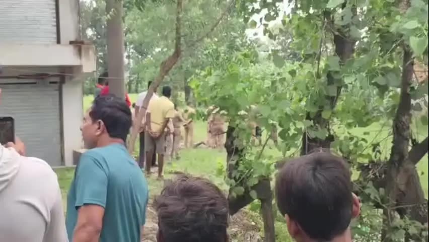 मंझनपुर: बंधवा रजबर में सड़क किनारे गड्ढे में मिला मजदूर का शव, परिवार ने जताई हत्या की आशंका, परिजनों में मचा कोहराम