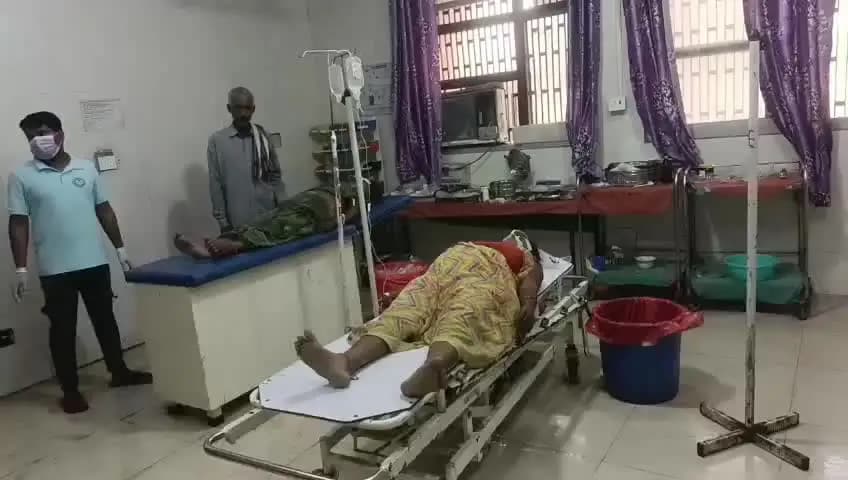 मऊ: केरमा बहरुपुर गांव के व्यक्ति की भभुआ में जहर युक्त रोटी खाने से हालत गंभीर, जिला अस्पताल में कराया गया भर्ती