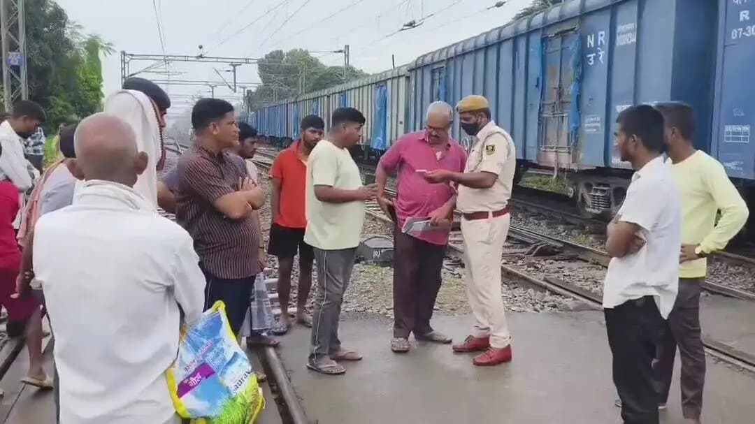 जमुई: मलयपुर रेलवे फाटक के पोल संख्या 393/4 के पास महिला ने ट्रेन के आगे छलांग लगाकर की आत्महत्या, पुलिस जांच में जुटी