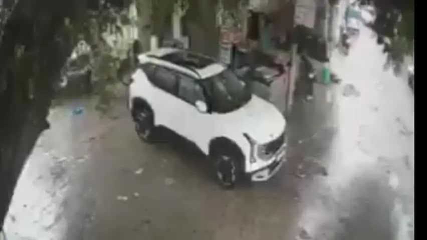 बरेली: बारिश के बीच खड़ी गाड़ी पर भरभराकर गिरा पेड़, CCTV में कैद हुआ खौफनाक मंजर