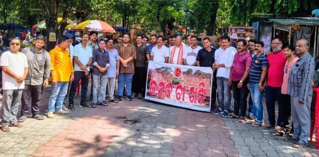 କଟକ ପୌରାଞ୍ଚଳ: କଟକ ସହରର ରାସ୍ତାଘାଟ ସମସ୍ୟା ନେଇ CDA 9 ନମ୍ବର ଛକରେ ଜନଜାଗରଣ
