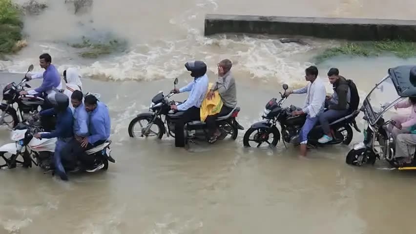बिसौली: 36 घंटे की बारिश से रानेट गांव के करीब सोत नदी उफान पर, अस्थायी रास्ते के ऊपर बह रहा पानी, आवागमन बाधित होने की आशंका
