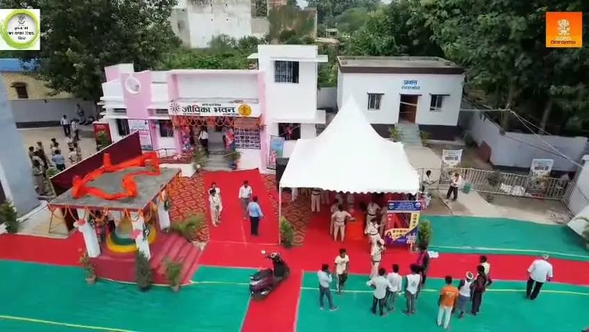 माननीय मुख्यमंत्री बिहार श्री सम्राट चौधरी जी के निर्देशानुसार जिले में विकास कार्यों को नई गति दी जा रही है। विगत दिनों में जिला प्रशासन द्वारा नई ऊर्जा, नई सोच के साथ वामनेश्वर धाम एवं सहयोग केंद्र चुरामनपुर में सफ़लता पूर्वक वामन द्वादशी एवं कहानी बदलाव की कार्यक्रम आयोजित किए गए।
@top fans Information & Public Relations Department, Government of Bihar Buxar Administration CMO Bihar Buxar Police Samrat Choudhary जिला प्रशासन बक्सर #samrat4bjp #CMSamrat #IPRDBihar #BuxarNews #buxarcity #CMOBihar #buxarjila #samratchoudhary #CMO #bihar