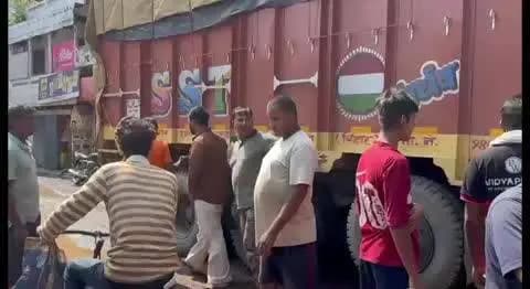 फुलवरिया: बथुआ बाजार में ट्रक का चक्का ब्लास्ट, सड़क किनारे खड़ी महिला समेत 6 लोग घायल, पुलिस मौके पर