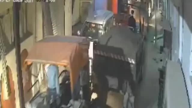 मुरैना नगर: महावीरपुरा में रेत माफिया का खौफनाक खेल, 19 ट्रैक्टरों ने कार को 50 मीटर घसीटा, बाल-बाल बची जान, वीडियो वायरल